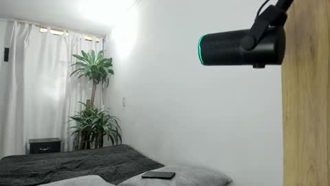 Snapshot of lia_and_felipe chatting on 11-30-25, 08:24 Lia y Felipe -- online show from 11-30-25, 08:24