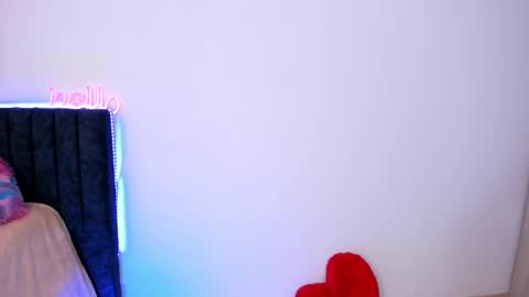 Snapshot of lia_queen610 chatting on 12-29-24, 10:14 Little Queen Lia online show from 12-29-24, 10:14