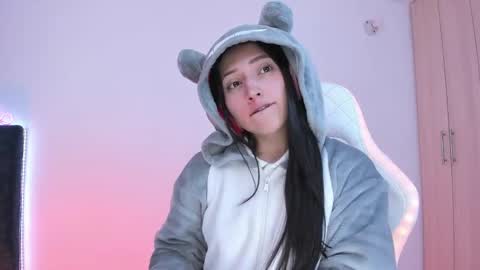 Snapshot of lia_queen610 chatting on 01-18-25, 12:35 Little Queen Lia online show from 01-18-25, 12:35