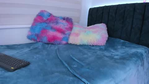 Snapshot of lia_queen610 chatting on 01-18-25, 03:42 Little Queen Lia online show from 01-18-25, 03:42