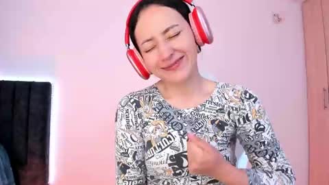Snapshot of lia_queen610 chatting on 01-18-25, 11:55 Little Queen Lia online show from 01-18-25, 11:55