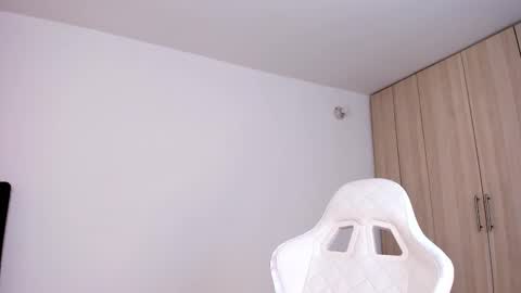 Snapshot of lia_queen610 chatting on 02-19-25, 11:57 Little Queen Lia online show from 02-19-25, 11:57