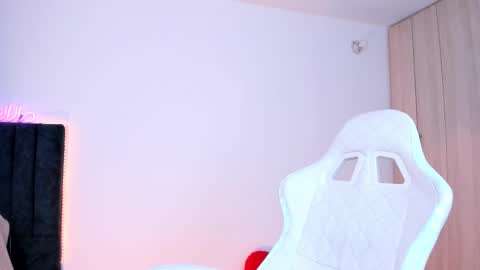Snapshot of lia_queen610 chatting on 02-20-25, 08:25 Little Queen Lia online show from 02-20-25, 08:25