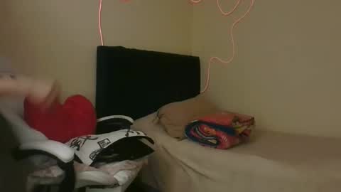 Snapshot of lia_queen610 chatting on 11-18-25, 11:15 Little Queen Lia online show from 11-18-25, 11:15