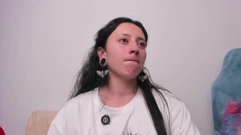 Snapshot of lia_queen610 chatting on 06-01-26, 01:18 Little Queen Lia online show from 06-01-26, 01:18