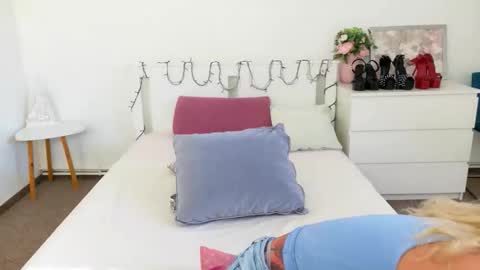 Lia online show from 04-27-26, 10:57