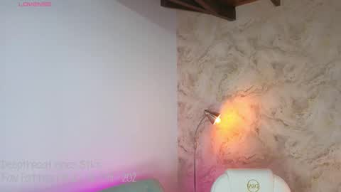 Lia Cox online show from 11-30-25, 03:32