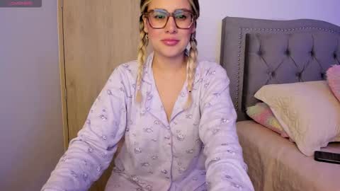 Snapshot of liahkimi chatting on 09-25-25, 12:03 Lia online show from 09-25-25, 12:03