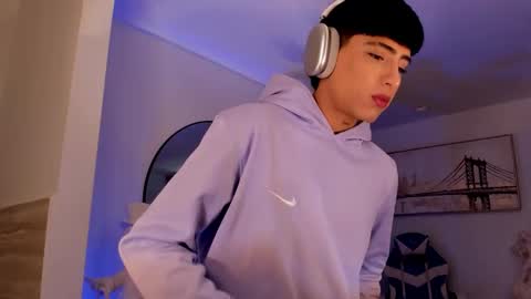 Snapshot of liam_055 chatting on 10-27-25, 05:39 Liam online show from 10-27-25, 05:39