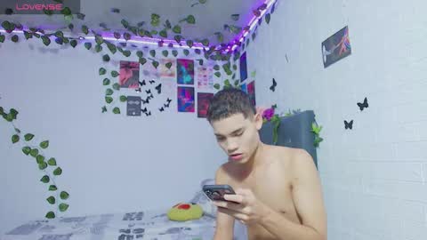 liam_honey18 online show from 10-16-25, 09:32