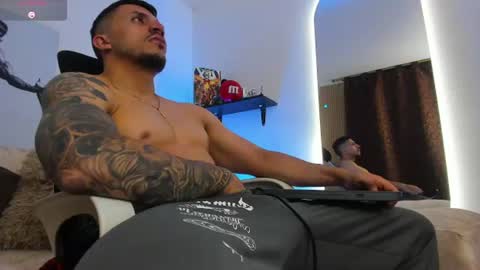 Snapshot of liamreigns_ chatting on 07-07-26, 07:23 liam online show from 07-07-26, 07:23