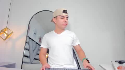 lianfox_ online show from 12-19-25, 12:56