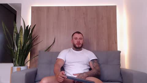 lianjones9 online show from 01-05-25, 03:23