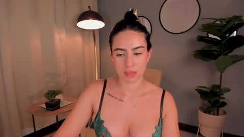 Snapshot of liapearce chatting on 12-11-24, 11:43 Lia online show from 12-11-24, 11:43