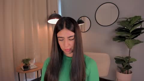 Snapshot of liapearce chatting on 02-03-25, 02:02 Lia online show from 02-03-25, 02:02