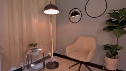 Snapshot of liapearce chatting on 02-12-25, 01:06 Lia online show from 02-12-25, 01:06