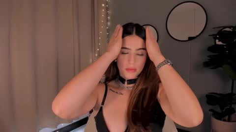 Snapshot of liapearce chatting on 09-15-25, 01:00 Lia online show from 09-15-25, 01:00