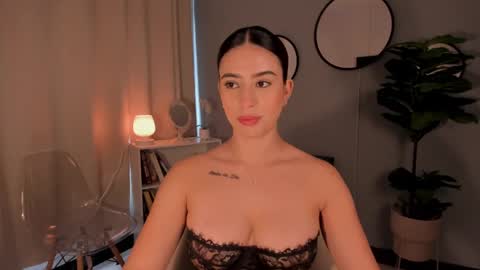 Snapshot of liapearce chatting on 10-08-25, 12:25 Lia online show from 10-08-25, 12:25