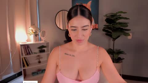 Snapshot of liapearce chatting on 11-11-25, 12:16 Lia online show from 11-11-25, 12:16