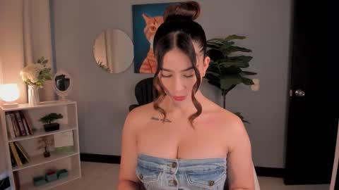 Snapshot of liapearce chatting on 12-19-25, 02:24 Lia online show from 12-19-25, 02:24