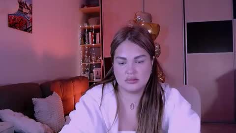 libra_mia online show from 10-25-25, 05:15