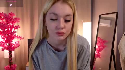 Snapshot of light_babe chatting on 11-11-25, 02:06 Sofia online show from 11-11-25, 02:06