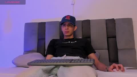 Snapshot of light_eyes_ chatting on 06-20-26, 06:11 Jhonatan online show from 06-20-26, 06:11