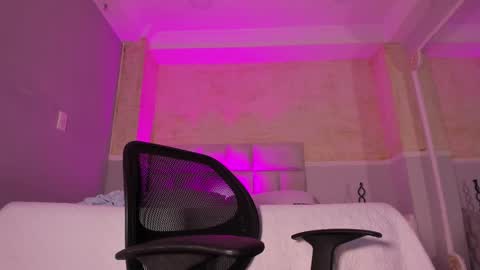 L I I A M online show from 03-04-25, 08:35