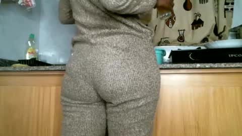 Snapshot of lil_paula chatting on 06-22-26, 06:43 serenity online show from 06-22-26, 06:43