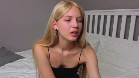 Snapshot of lil_tasty33 chatting on 09-16-25, 10:27 Emma online show from 09-16-25, 10:27