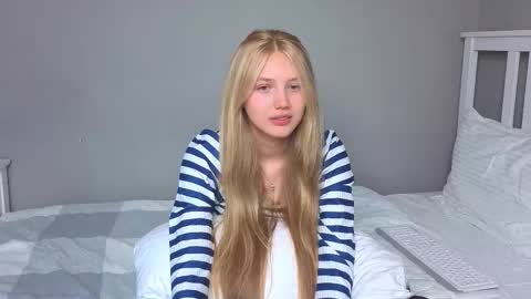 Snapshot of lil_tasty33 chatting on 09-24-25, 10:40 Emma online show from 09-24-25, 10:40