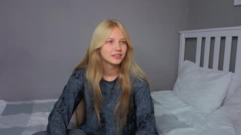 Snapshot of lil_tasty33 chatting on 10-13-25, 09:42 Emma online show from 10-13-25, 09:42