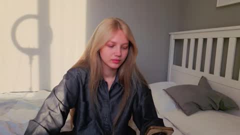 Snapshot of lil_tasty33 chatting on 10-15-25, 10:04 Emma online show from 10-15-25, 10:04