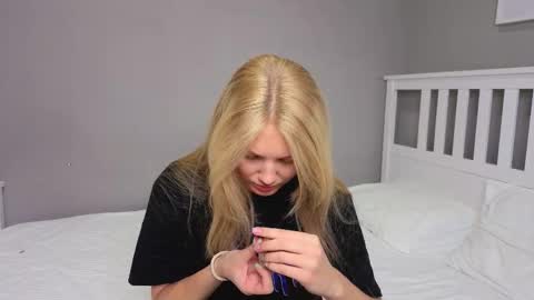 Snapshot of lil_tasty33 chatting on 10-17-25, 09:56 Emma online show from 10-17-25, 09:56