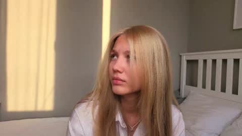 Snapshot of lil_tasty33 chatting on 10-21-25, 10:05 Emma online show from 10-21-25, 10:05