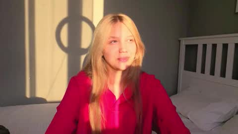 Snapshot of lil_tasty33 chatting on 10-22-25, 09:53 Emma online show from 10-22-25, 09:53