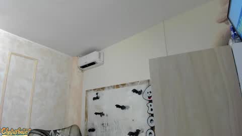 lila bailey  online show from 10-27-25, 07:40