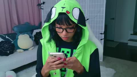 Snapshot of lileviemarie chatting on 10-02-25, 02:51 evie online show from 10-02-25, 02:51