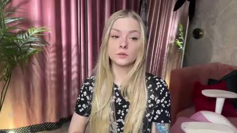 Lili online show from 04-27-26, 04:54