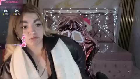 Snapshot of lili_conor_s chatting on 10-23-25, 03:28 Lili online show from 10-23-25, 03:28