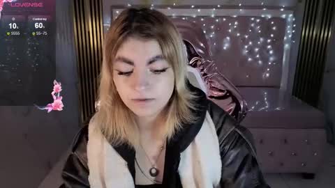 Snapshot of lili_conor_s chatting on 11-18-25, 03:12 Lili online show from 11-18-25, 03:12