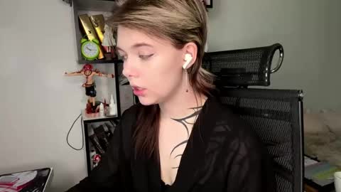 Snapshot of liliandaniels chatting on 05-24-26, 07:02 Lilian online show from 05-24-26, 07:02