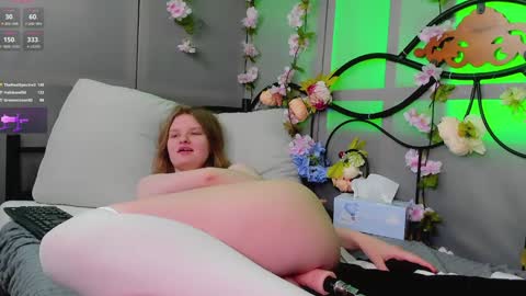 Snapshot of lilianslow chatting on 01-25-25, 08:53 hi guys Im new here Im 18 years oldIve never had sex online show from 01-25-25, 08:53