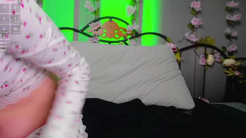 Snapshot of lilianslow chatting on 01-26-25, 01:58 hi guys Im new here Im 18 years oldIve never had sex online show from 01-26-25, 01:58