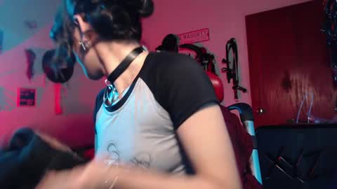 Snapshot of lililiu chatting on 12-10-24, 05:17 Molly online show from 12-10-24, 05:17
