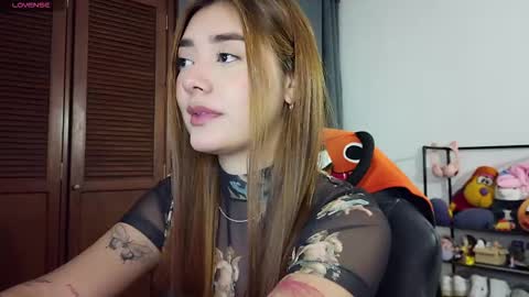 Snapshot of lilith_cruzz chatting on 10-21-25, 04:35 Lilith online show from 10-21-25, 04:35