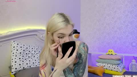 Snapshot of lillimooore chatting on 02-12-25, 12:05 LilliMoore online show from 02-12-25, 12:05