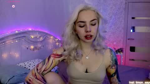 Snapshot of lillimooore chatting on 09-24-25, 12:03 LilliMoore online show from 09-24-25, 12:03