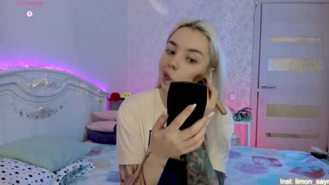 Snapshot of lillimooore chatting on 10-16-25, 11:28 LilliMoore online show from 10-16-25, 11:28