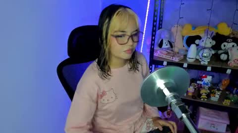 Snapshot of lilly_kinky chatting on 10-25-25, 02:41 Lilly online show from 10-25-25, 02:41